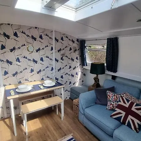 The Royal Escape Windsor, Static Wide Beam Barge Hotel Eton Exterior photo