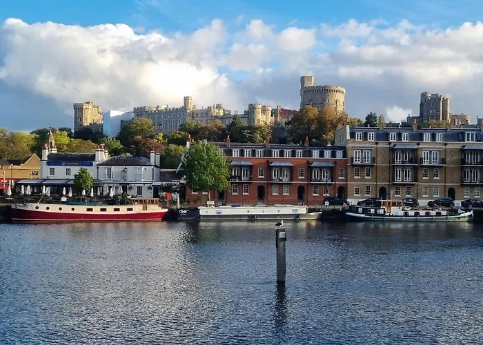 The Royal Escape Windsor, Static Wide Beam Barge