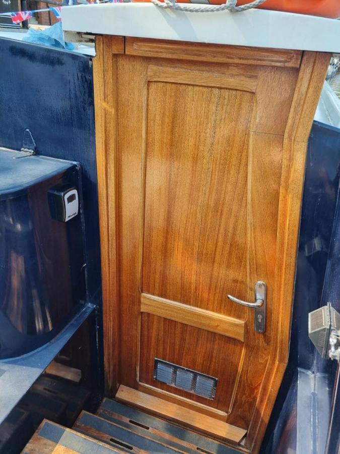The Royal Escape Windsor, Static Wide Beam Barge Bateau-hôtel