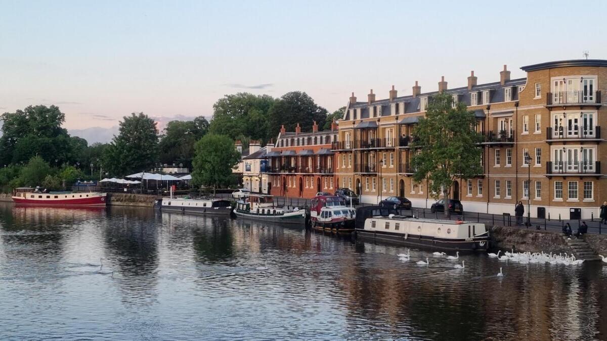 The Royal Escape Windsor, Static Wide Beam Barge * Eton